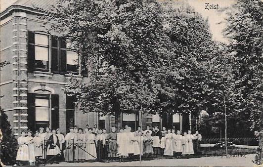 Wilhelminapark0004, Stichting Rusthof. 1923.jpg - Stichting Rusthof was een filliaal van Stichting Bethanië en vielen  gezamenlijk onder één bestuur. In 1913 was Zuster A.H.E. van Nie directrice van het Rusthof. N.A. Kordtlandt was de geneesheer en J. Dorrestijn was al jaren stalbaas en tuinman. In 1923 was Zuster A.E. Vierkant-Tukker directrice van Stichting Rusthof. Op deze plek staat sinds 1965 het gebouw van telefooncentrale van de PTT. Opname van 1923.